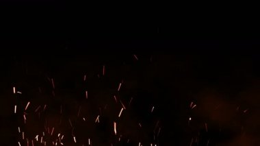 Güzel ateş gece, karanlık arka planda kıvılcım. Döngü animasyon.