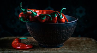 Rustik tarzda bir kil kase kırmızı biber biber