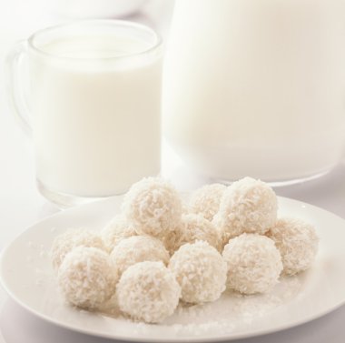 sabah kahvaltı süt ve şeker. Beyaz arka plan