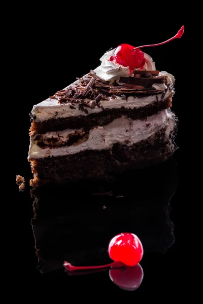 Вкусные шоколадные торты на черном фоне зеркала — стоковое фото