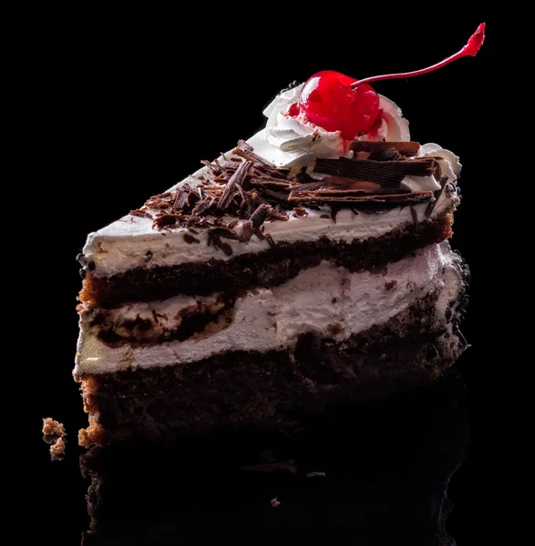 Вкусные шоколадные торты на черном фоне зеркала — стоковое фото