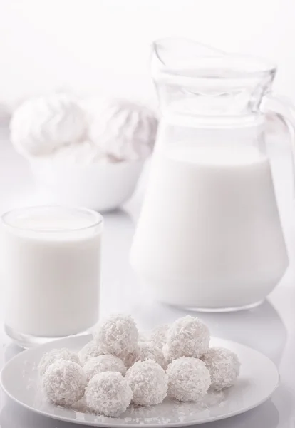 Mattina colazione latte e caramelle. Fondo bianco — Foto Stock