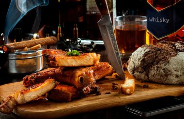 Akşam yemeği acımasız adam. . Et, viski ve Purolar