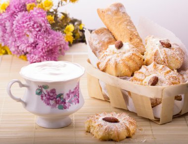 Günaydın. Bisküvi ve yoğurt