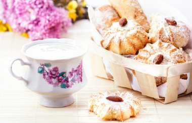 Günaydın. Bisküvi ve yoğurt