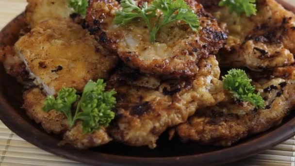 Chuletas de carne acabadas fritas en masa . — Vídeos de Stock