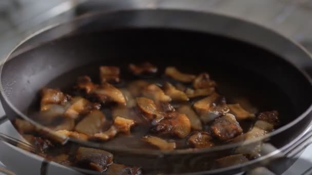 Skórki wieprzowe smażone na patelni. Gotowanie cracklings — Wideo stockowe