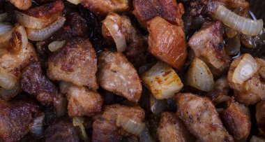 Kızartma tavası soğan ile kavrulmuş domuz eti et parçaları