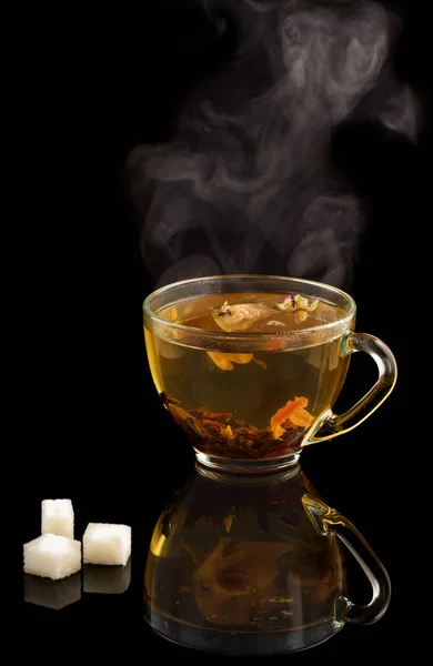 黒の背景に蒸気で熱いお茶のカップ — ストック写真