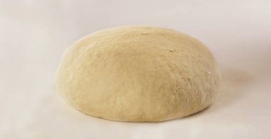 Beyaz arka plan üzerinde çiğ hamur top