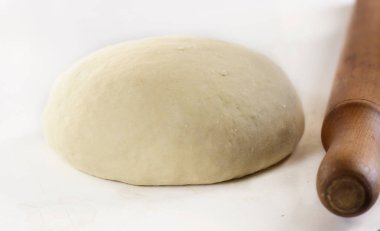 Beyaz arka plan üzerinde çiğ hamur top