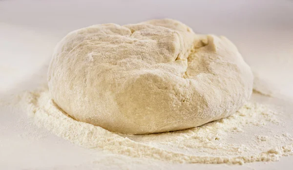 Beyaz arka plan üzerinde çiğ hamur top