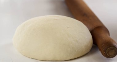 Beyaz arka plan üzerinde çiğ hamur top