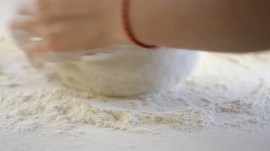 Taze hamur pişmeye hazır.