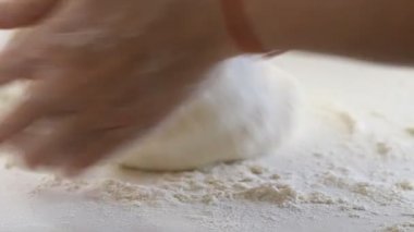 Taze hamur pişmeye hazır.