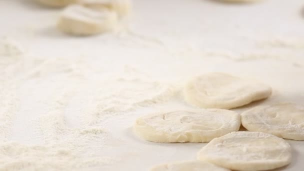 Свежее тесто готово к выпечке — стоковое видео
