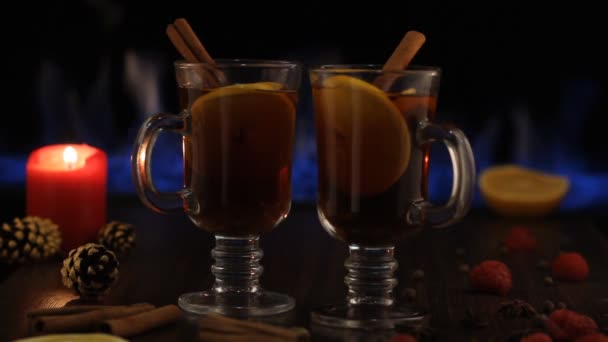 Du vin chaud de Noël. Cheminée feu en arrière-plan — Video