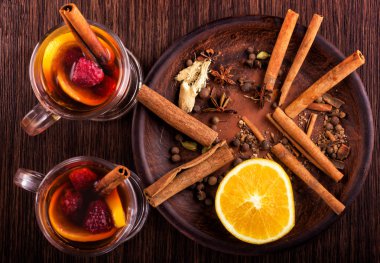 Baharat koleksiyonu ahşap masada sıcak şarap ve hamur işi için.