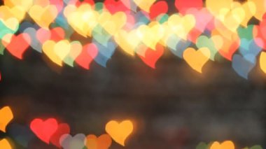 Koyu arkaplanda kalplerle bokeh rengi