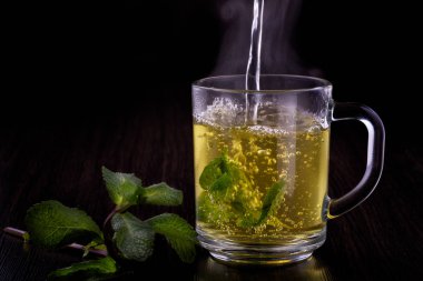 Bardak yeşil çay nane yaprakları ile