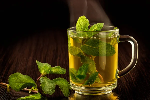緑茶ミントの葉とカップ — ストック写真