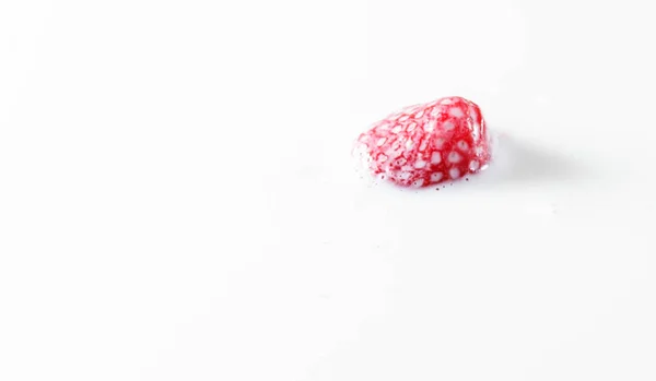 Délicieux éclaboussures de fraises dans le lait — Photo