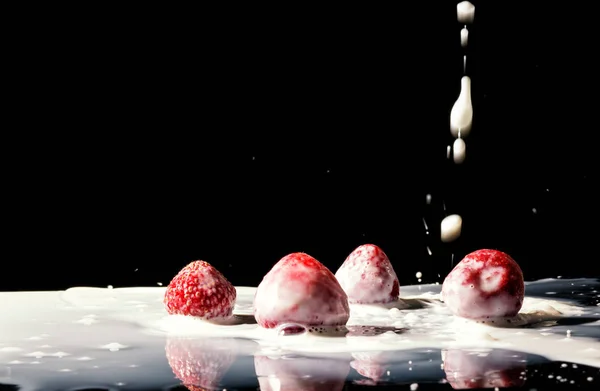 Köstliche Erdbeere spritzt in Milch — Stockfoto