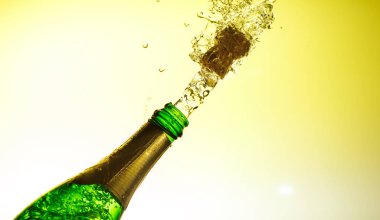 Mutlu yeni yıl şampanya atış