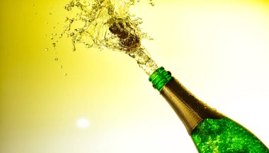 Mutlu yeni yıl şampanya atış