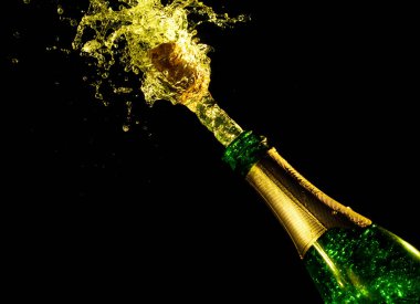 siyah arka plan üzerine izole şampanya, sıçraması ile kutlama teması