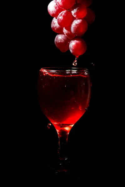 Bicchiere di vino e uva rossa — Foto Stock