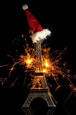 Eyfel Kulesi Paris, Fransa'da yeni yıl kutlamaları havai fişek ile