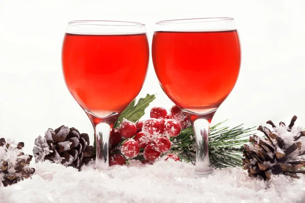 Love, romance, holiday, celebration concept - wine glasses on the snow — Stock Photo, Image