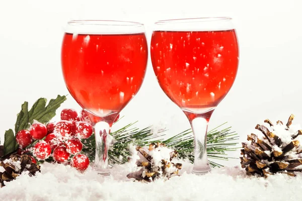 Love, romance, holiday, celebration concept - wine glasses on the snow — Stock Photo, Image