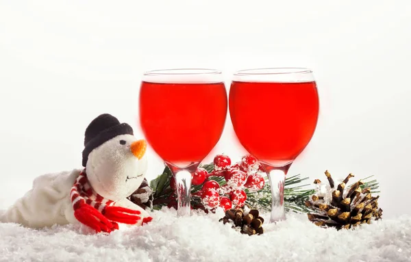 Снеговик и бокал красного вина — стоковое фото