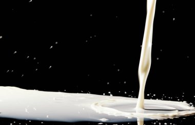 Siyah arkaplanda izole edilmiş süt sıçratma