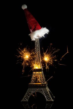 Eyfel Kulesi Paris, Fransa'da yeni yıl kutlamaları havai fişek ile