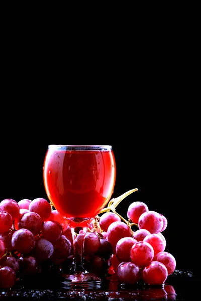 Бокал вина и красный виноград — стоковое фото