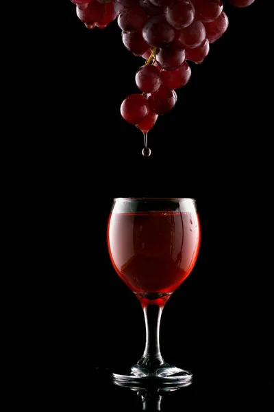 Verre à vin et raisins rouges — Photo