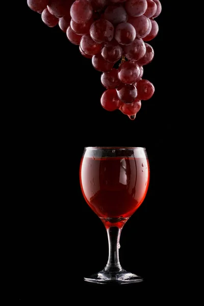 Wine glass and red grapes — Stock Photo, Image