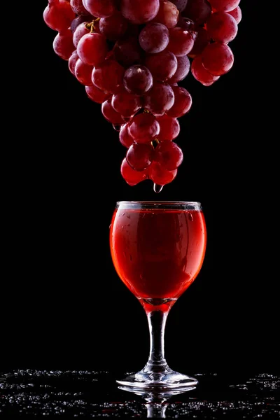 Wine glass and red grapes — Stock Photo, Image