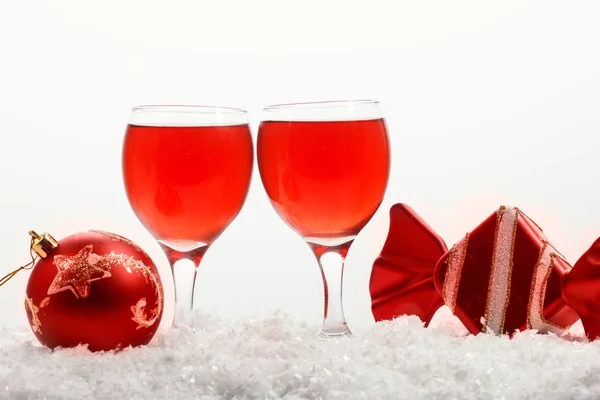 Love, romance, holiday, celebration concept - wine glasses on the snow — Stock Photo, Image