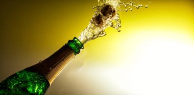 Mutlu yeni yıl şampanya atış