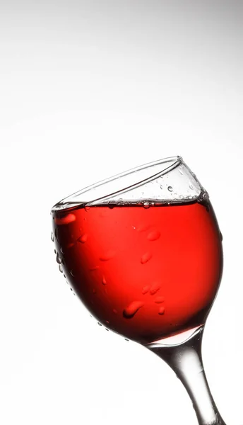 Vinho tinto derramando — Fotografia de Stock