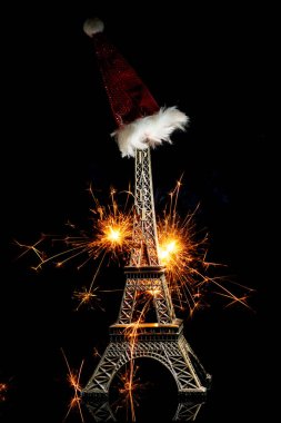 Eyfel Kulesi Paris, Fransa'da yeni yıl kutlamaları havai fişek ile