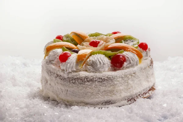 Bella torta con bacche e frutta — Foto Stock