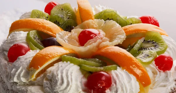 Hermoso pastel con bayas y frutas — Foto de Stock