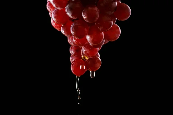 Czerwone wino przepływu z klastra winogron — Zdjęcie stockowe