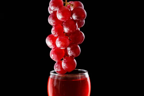 Copa de vino y uvas tintas — Foto de Stock