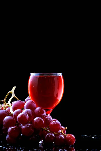 Sklenice na víno a červené hrozny — Stock fotografie